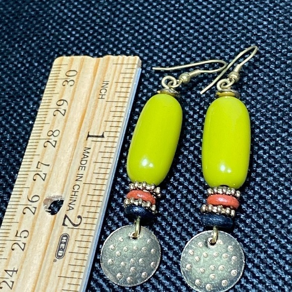 #32 Earrings - Picture 1 of 6